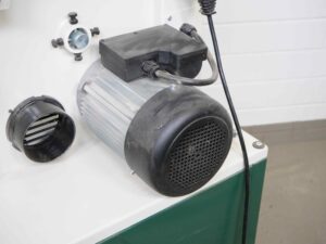 Der Motor einer Bandsäge auf der Rückseite der Maschine.