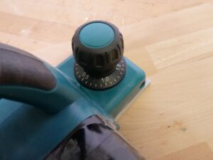 Der Blick auf den drehbaren Knauf eines Elektrohobels