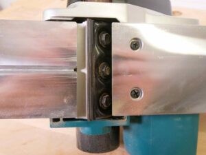 Das Messer eines Elektrohobels von unten