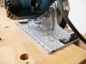 Die Grundplatte einer Handkressäge mit hochgestelltem Sägeblatt
