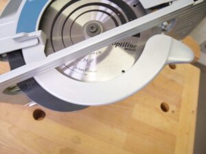 Eine Handkreissäge mit geschlosser Sägeblattabdeckung und Spaltkeitl
