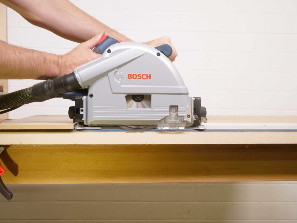 Eine Tauchsäge ist minimal in eine Arbeitsplatte eingetaucht