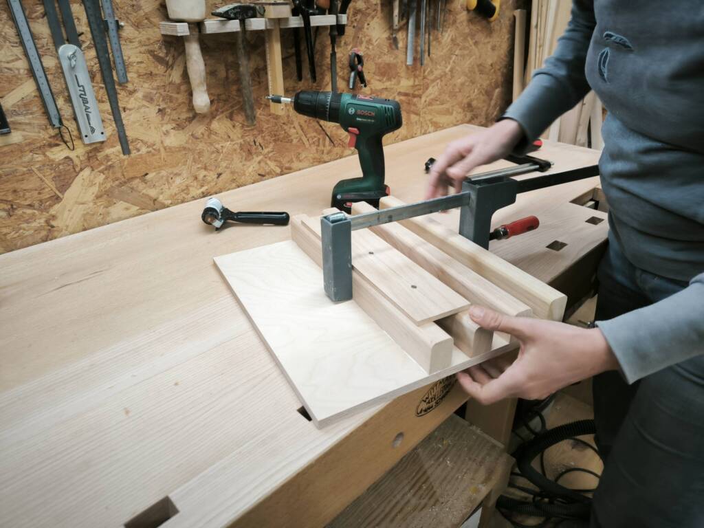 Der Platenhalter für den Tisch wird verleimt.
