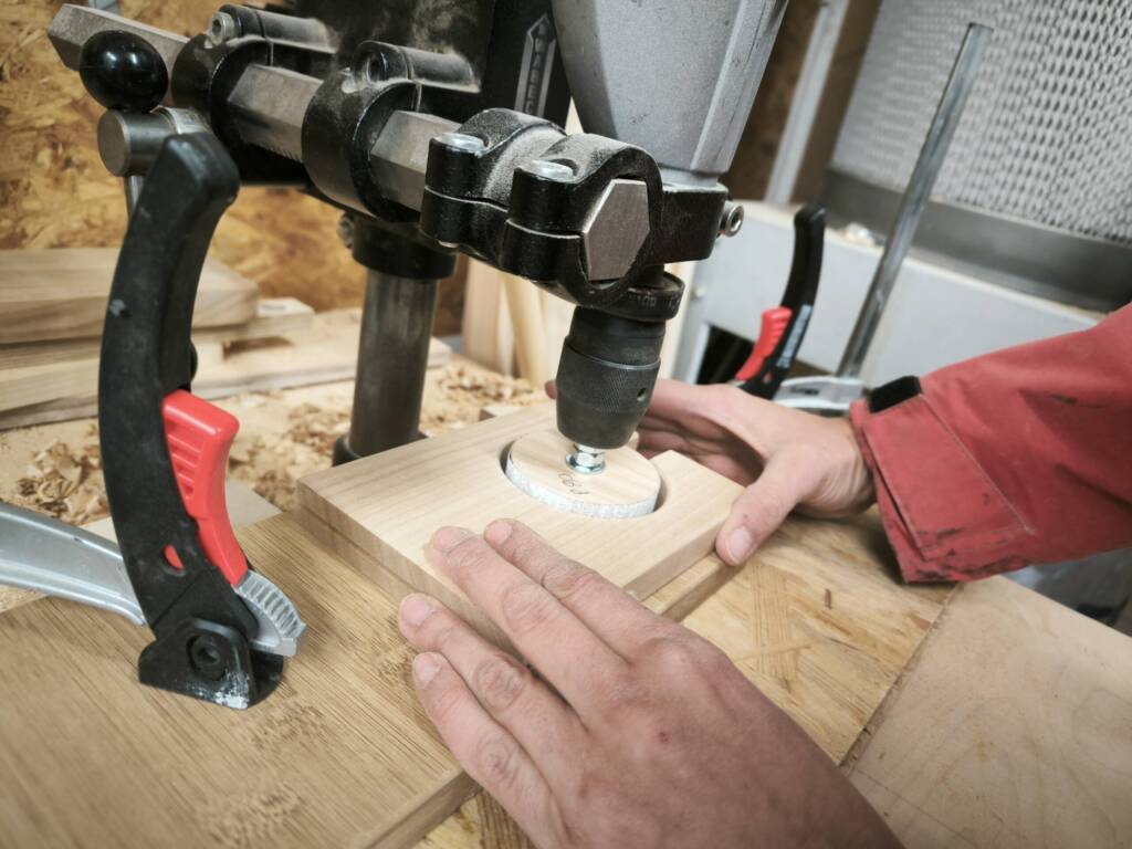 Detailbild: Die runde Aussparung im Getränkehalter wird am Bohrständer geschliffen.