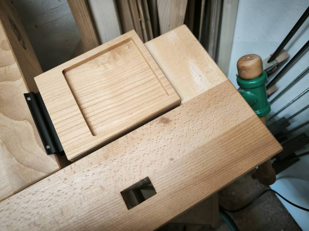 Ein Werkstück aus europäischem Kirschbaumholz eingespannt in eine Hobelbank.