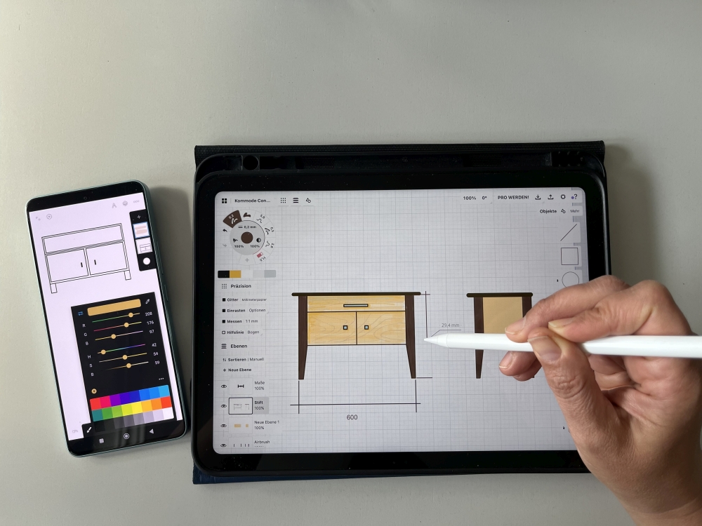 Eine Hand tippt mit einem digitalen Stift auf ein Tablet. Darauf ist eine Möbelskizze zu sehen. Artikel in HolzWerken 123.