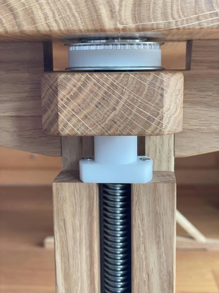 Detail der Mechanik zum Hochkurbeln des Schreibtisches