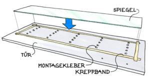 Spiegel wird mithilfe von Montagekleber und Kreppband auf eine Türfläche geklebt.