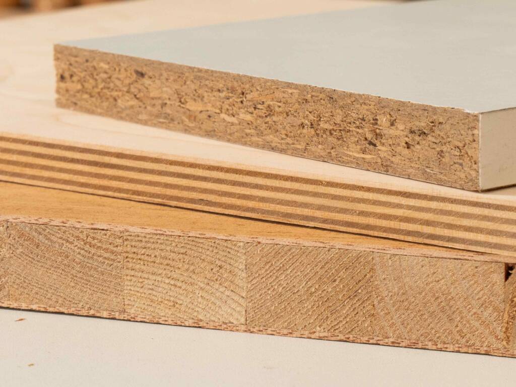 Drei Holzwerkstoffplatten im Vergleich: Spanplatte, Sperrholz und Tischlerplatte.