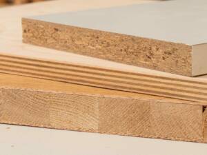 Drei Holzwerkstoffplatten im Vergleich: Spanplatte, Sperrholz und Tischlerplatte.