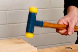 Ein rückschlagfreier Hammer schont das Werkstück.