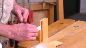 Eine Holzverbindung wird verleimt.